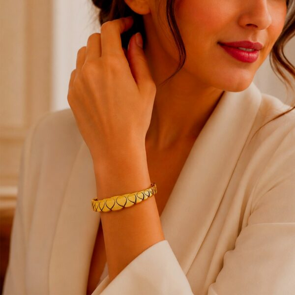 18K Yellow Gold Clip Type Bracelet